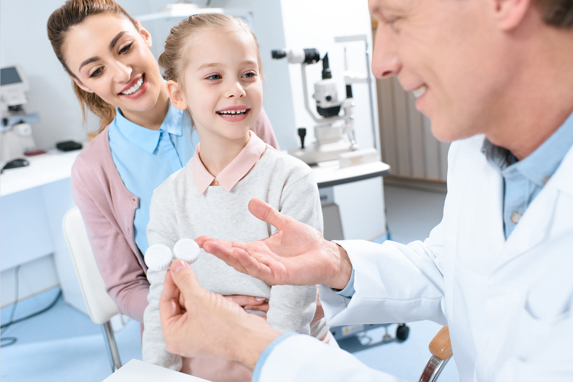 Mãe e filha em consulta de exame de vista